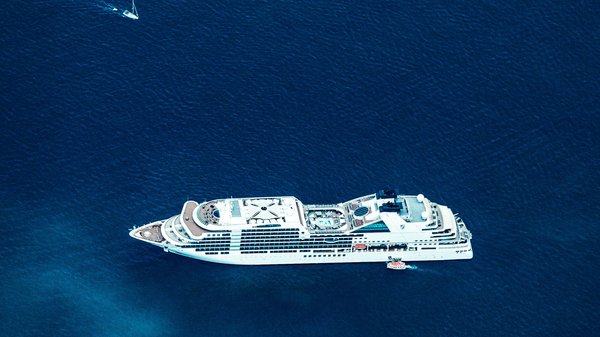 Choisir entre deux géants des croisières : quelle compagnie pour votre prochaine aventure en mer ?